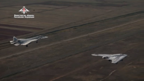 Okhotnik_drone_Russie_A302_Su-57