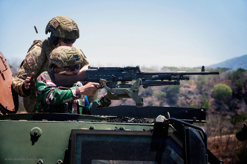 Bushmaster_4x4_Australie_tir_mitrailleuse_7,62mm_A101