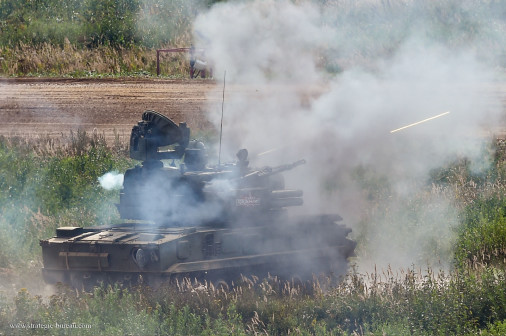 Army2020_demo_dinamique_A105_2S6_Tunguska