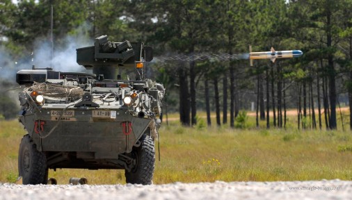 M1134 Stryker ATGM tire un missile TOW. Photo : US Army