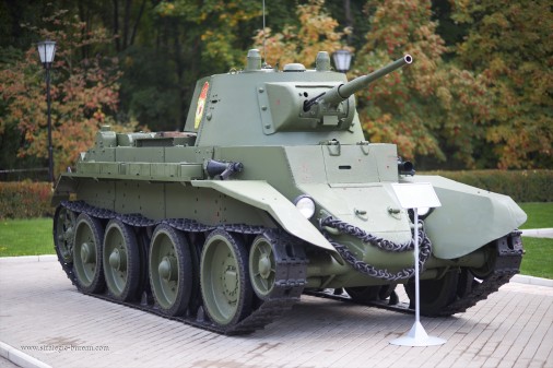 BT-7_char_leger_Russie_001